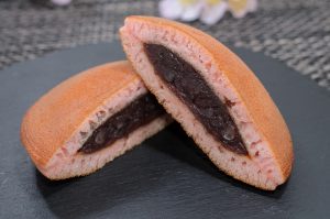 どら焼きの名前の由来は？歴史や発祥、アニメとの関係も解説